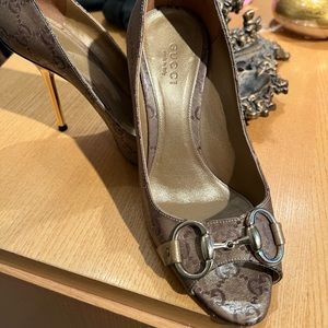 Authentic Gucci in great condition gold heels
